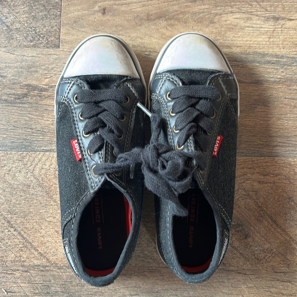 4/$20🥳 Levi’s youth shoes size 1